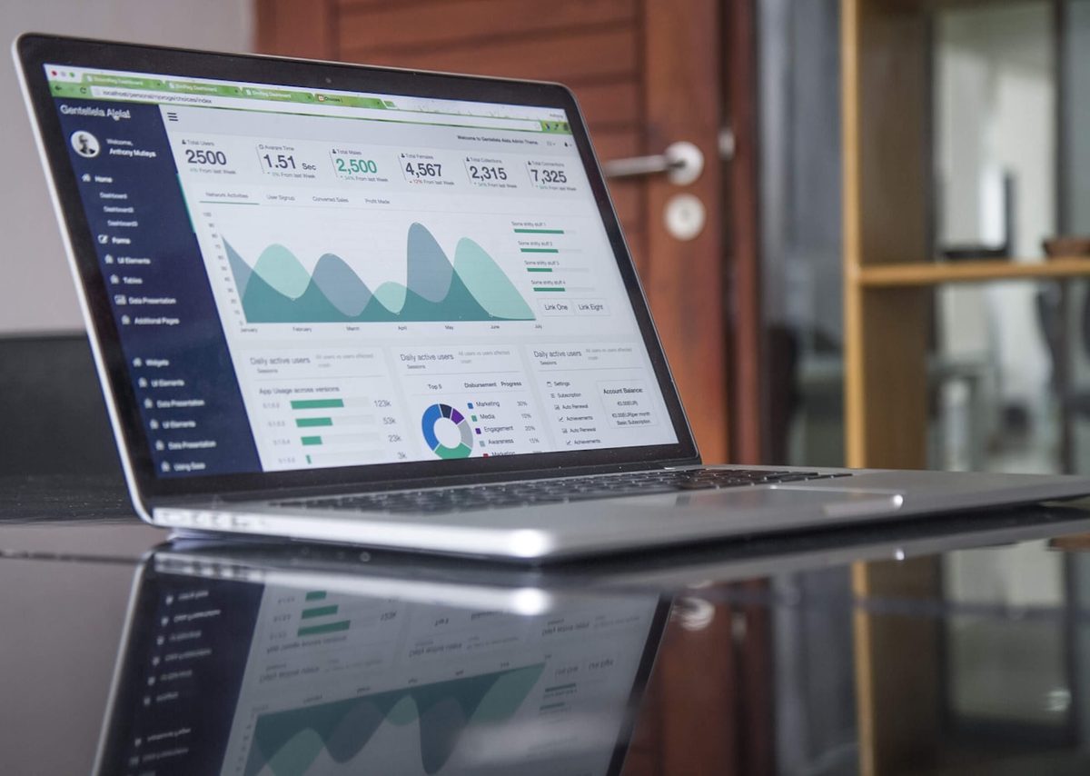 Grafik analisis di layar laptop