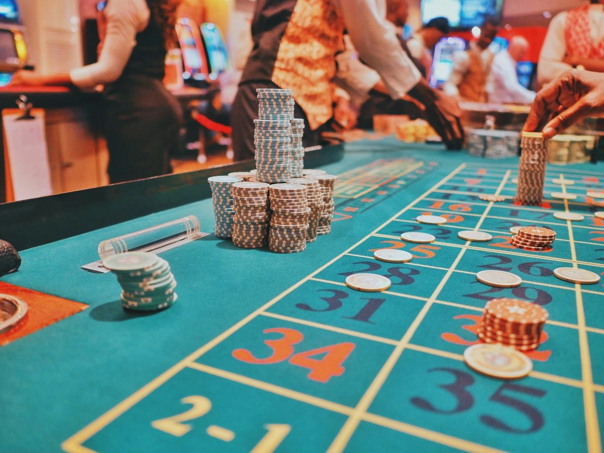 Meja roulette kasino dengan chip tersusun di atasnya